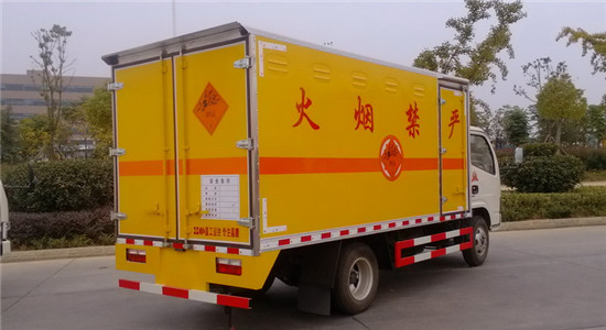 东风多利卡爆破器材运输车